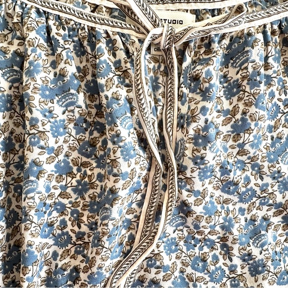 Max Studio Top Size Medium Tiny Blue Floral Print - Picture 4 of 7